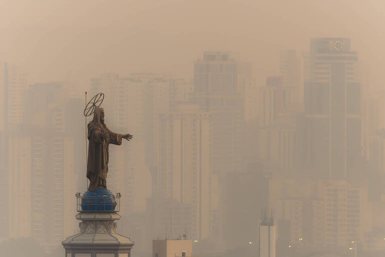 Poluição na cidade de São Paulo deixa o ar carregado