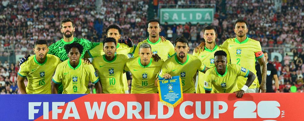 Seleção brasileira posa antes de partida contra o Paraguai em Assunção; na foto estão Alisson, Marquinhos, Gabriel Magalhães, Bruno Guimarães, Danilo, Vini Jr.. Lucas Paquetá, Guilherme Arana, Rodrygo, Endrick e André