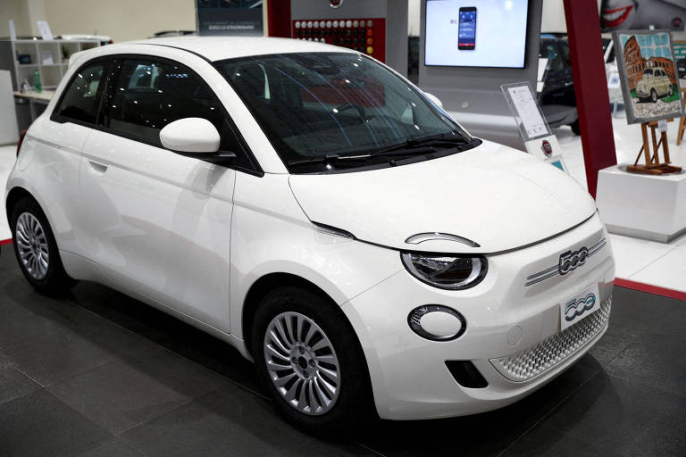 Fiat 500 é exposto em salão em Roma