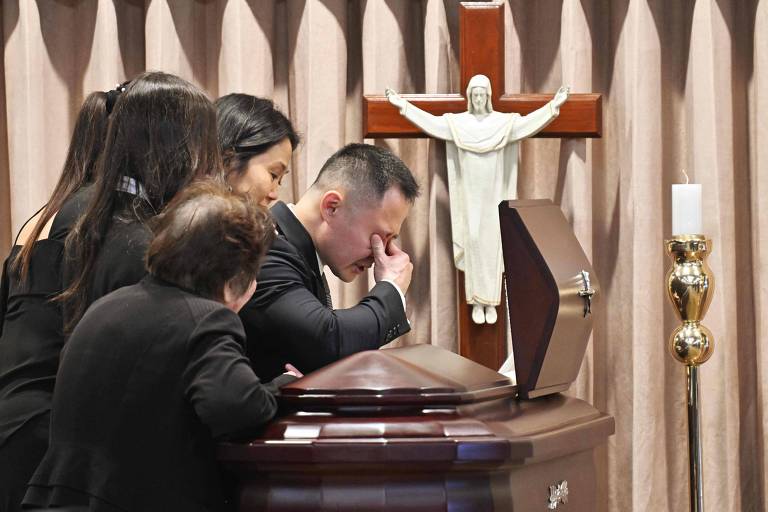 Kenji Fujimori chora durante velório do pai Alberto, na região de Lima