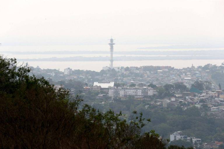 Imagem aérea de Porto Alegre encoberta por uma névoa
