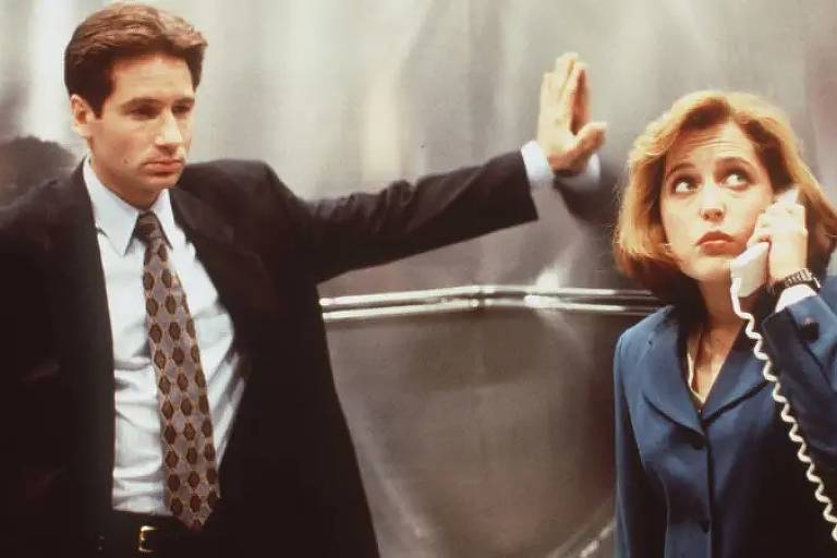 A atriz Gillian Anderson e o ator David Duchovny na série 'Arquivo X'