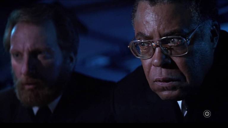 O ator James Earl Jones em cena de "Caçada ao Outubro Vermelho" (1990)