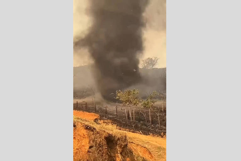 redemoinho de terra e fuligem em plantação na zona rural com cerca em frente