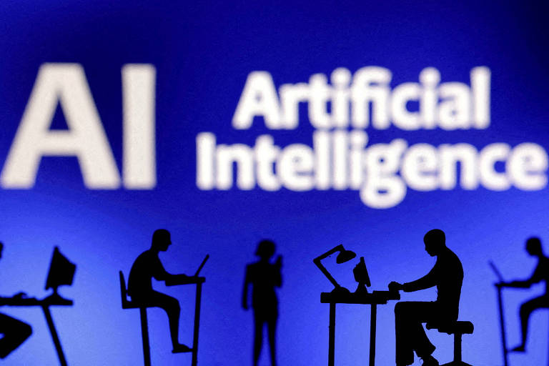 Tela azul com as palavras 'artificial intelligence' em branco. À frente da tela, há a sombra de pessoas usando computadores.