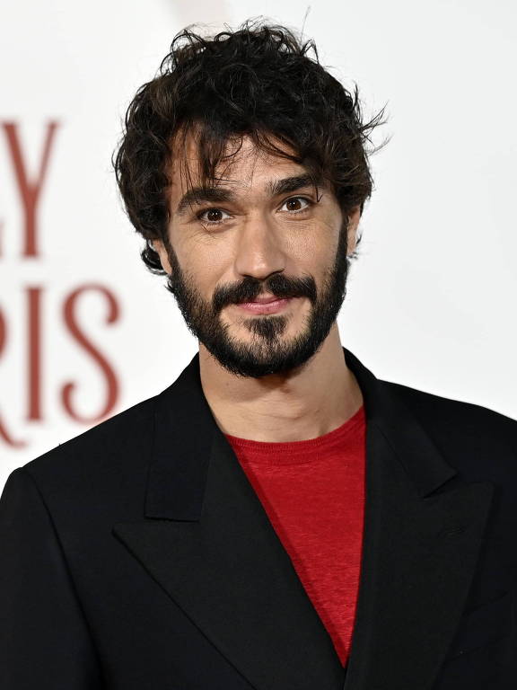 Eugenio Franceschini  na exibição especial global da quarta temporada da série Emily em Paris na Piazza della Repubblica, Premiere, Roma