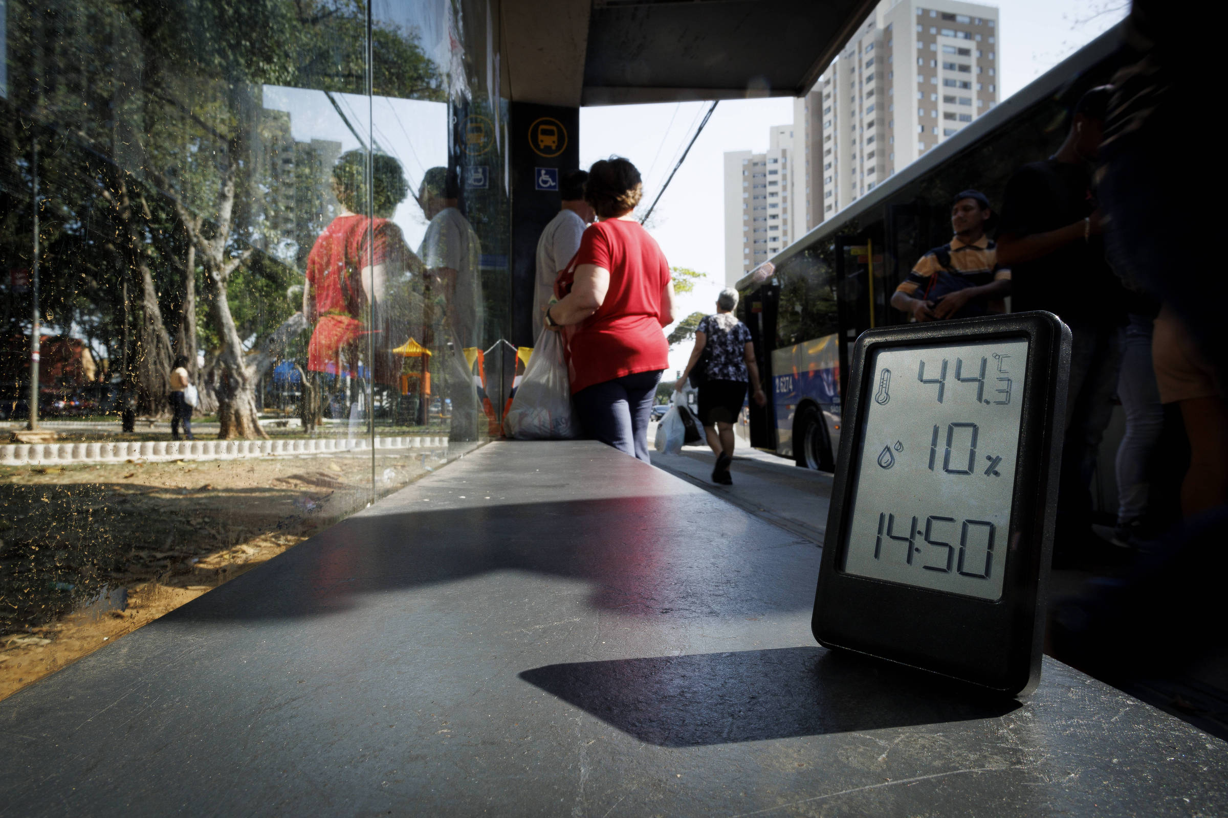 Paulistano encara umidade de deserto e foge de ponto de ônibus para não se torrar