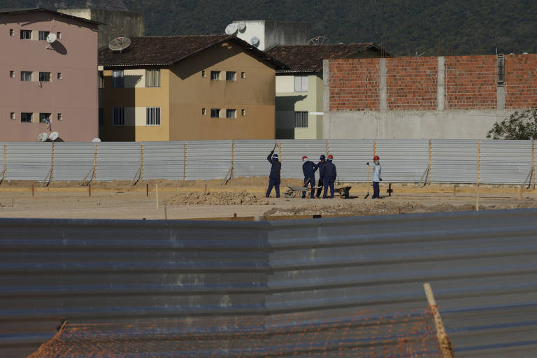Operários trabalham na obra do futuro hospital municipal de Campo Formoso