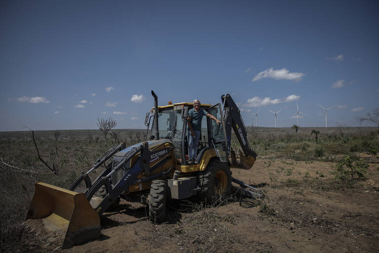 Jonilson Cavalcante,63, presidente da Associação de Moradores de Tiquara e Adjacências, posa ao lado de máquina doada pela Codevasf