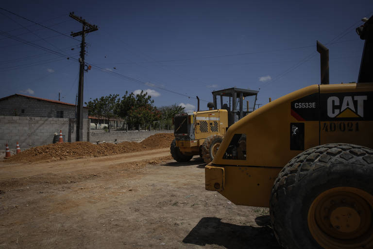 Obras de pavimentação asfáltica no povoado de Lagoa Rasa, em Campo Formoso