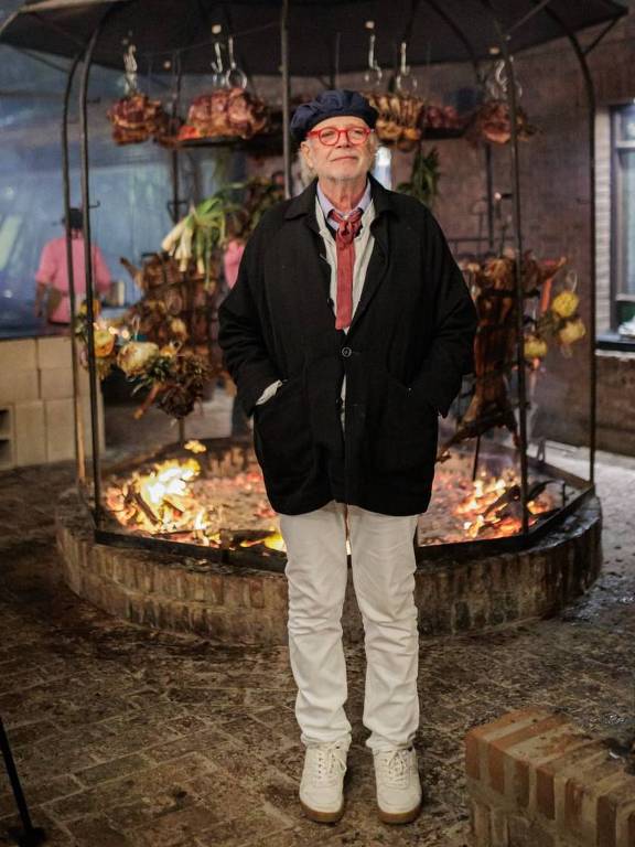 Francis Mallmann em frente ao varal, estrutura de ferro onde se defumam legumes e carnes