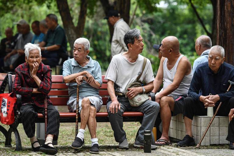 Grupo de idosos descansa em parte na cidade chinesa de Fuyang