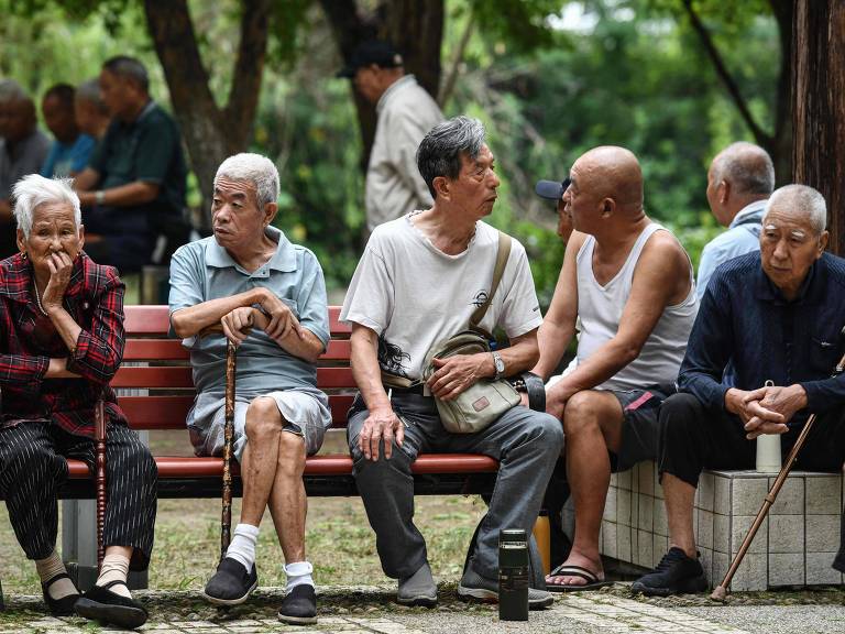 Idosos conversam em parque de Fuyang, no leste da China