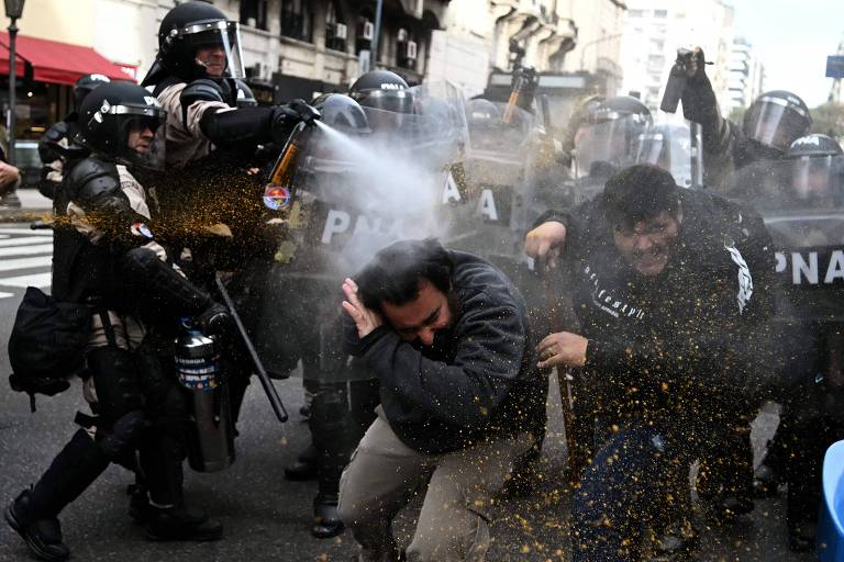 Confrontos entre polícia e manifestantes durante ato nos arredores do Congresso argentino, em Buenos Aires, contra o veto de Milei à recomposição das aposentadorias