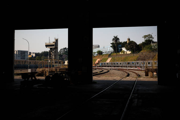 O galpão de reparos de trens no Pátio Jabaquara; local é a mais antiga oficina de composições do Metrô paulista