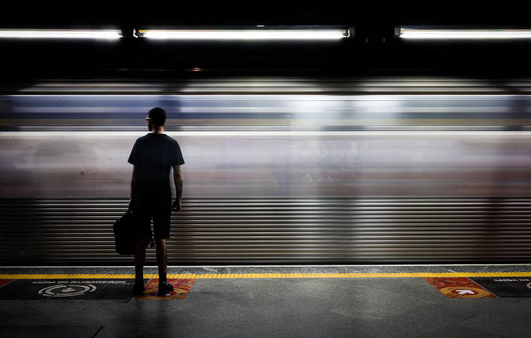 Movimento de passageiros na estação Vila Mariana, uma das sete mais antigas do Metrô de SP; sistema completa 50 anos de sua primeira viagem neste sábado (14)
