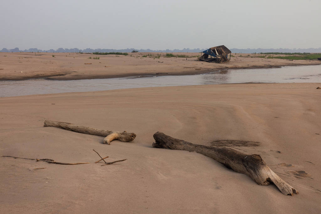 Draga destruída em banco de areia