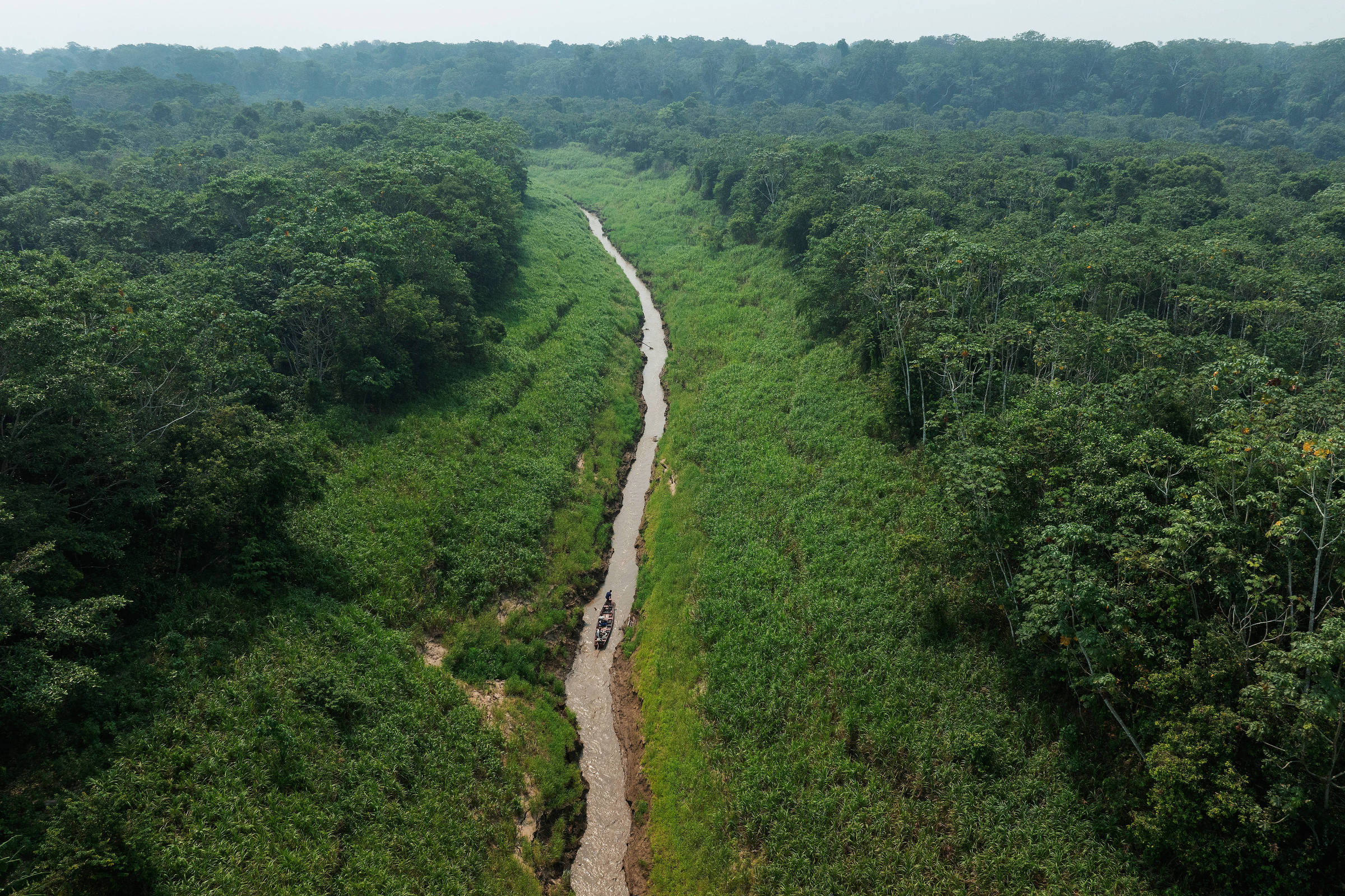 Canoa atravessa fio d'água que sobrou em igarapé