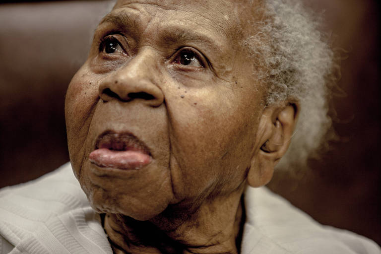 Mamie Kirkland, na época com 107 anos, durante uma reunião na sede da Prefeitura de Ellisville, no Missouri, cidade de onde sua família fugiu há um século, ameaçada de linchamento, dez de setembro de 2015.