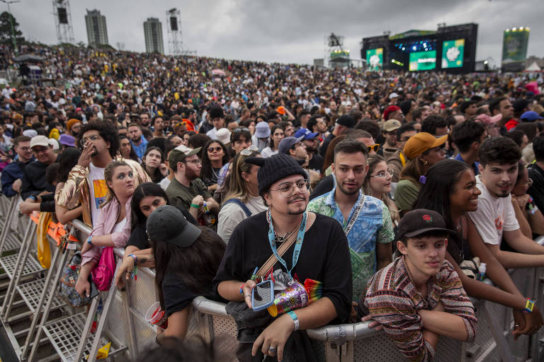 Público no festival Lollapalooza em 2024 