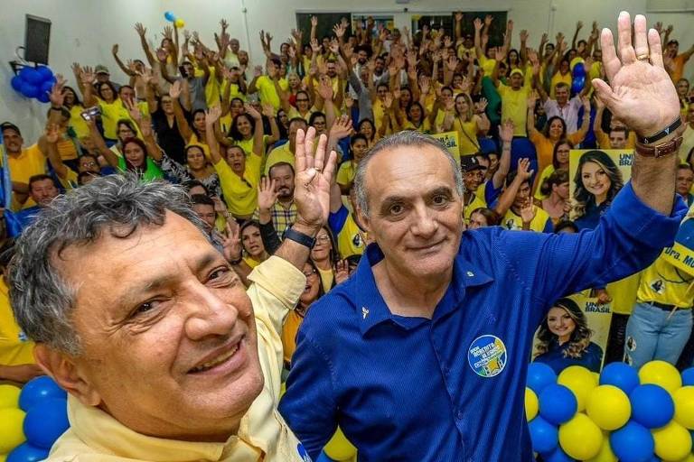 dois homens olham para a câmera