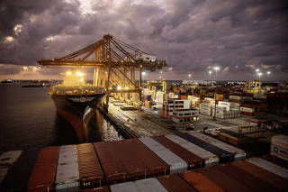 *Especial Navegacao de Cabotagem*:Vista do Porto de Suape ao amanhacer no litoral de Pernambuco