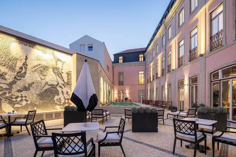 Mural com obra que retrata o rosto de Eça de Querioz em hotel de Aveiro， Portugal 