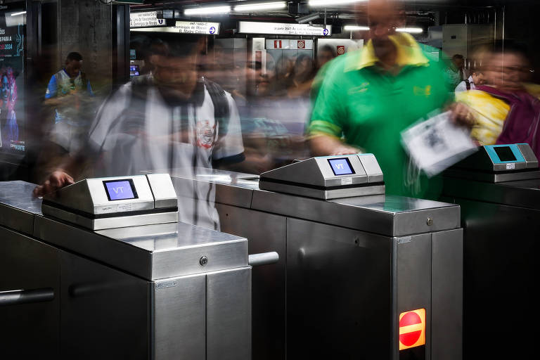Movimento de passageiros nas catracas da estação Vila Mariana, na zona sul de SP; dia de maior movimento no Metrô ocorreu em novembro de 2013, com 4,2 milhões de passageiros