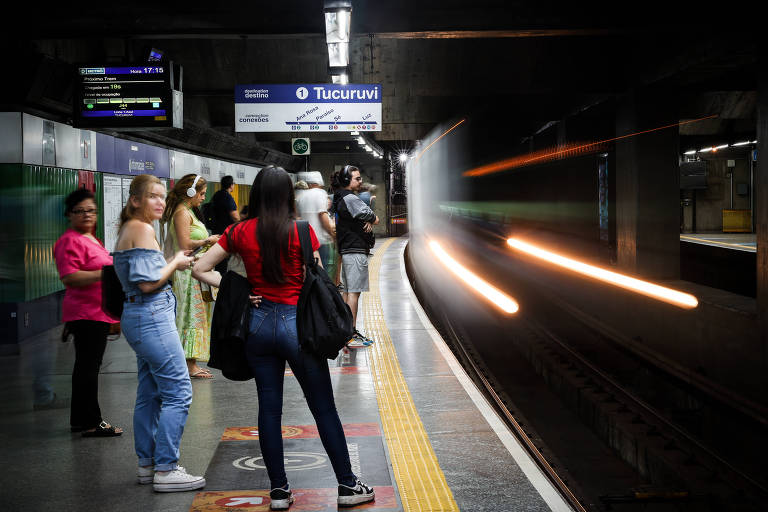 Passageiros aguardam a chegada do trem na plataforma da estação Vila Mariana, uma das sete primeiras a ser inaugurada há 50 anos; são quase 3 milhões de passageiros por dia