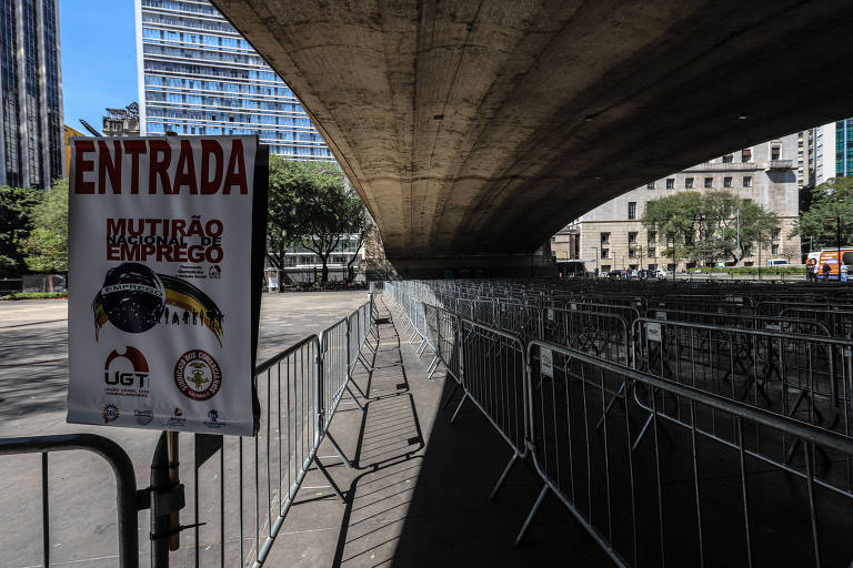 Grades de organização para fila do Mutirão Nacional do Emprego, na sede do Sindicato dos Comerciários de São Paulo, no Vale do Anhangabaú