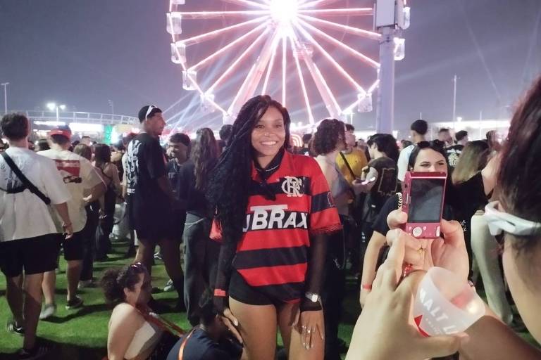 Letícia Almeida usa câmera digital para fotografar a amiga Marcela Dornelles no Rock in Rio