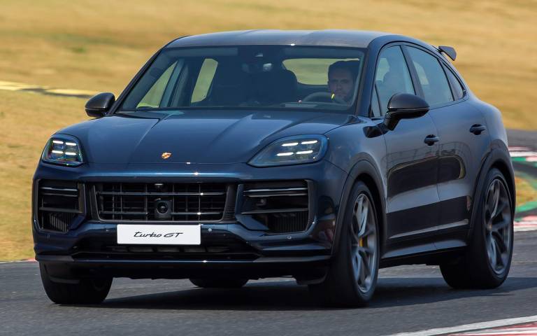 Porsche Cayenne Turbo GT  2024 de frente, em movimento