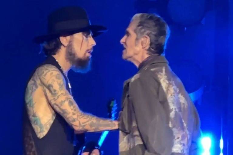 O guitarrista Dave Navarro e o cantor Perry Farrell brigam durante show do Jane's Addiction