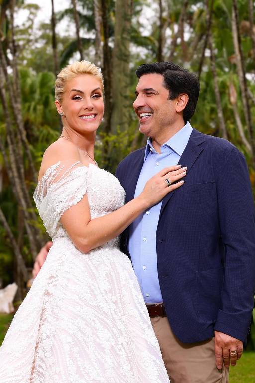 Ana Hickmann oficializa noivado com Edu Guedes