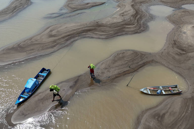 Barco fica encalhado em bancos de areia que tomam conta do rio Solimões devido à seca histórica