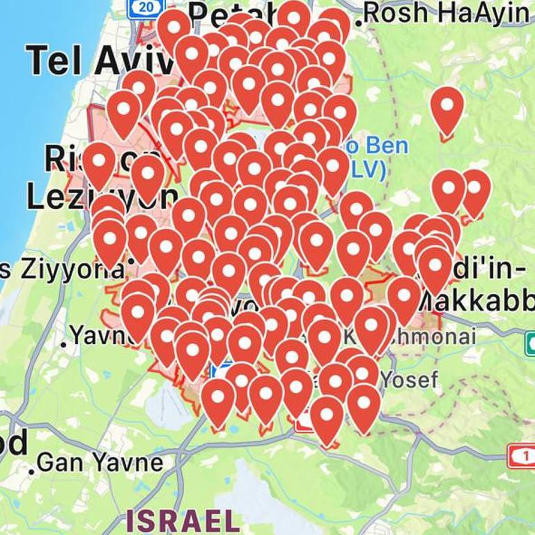 Imagem mostra mapa da região central de Israel com pontos vermelhos indicando onde havia alerta de ataque aéreo