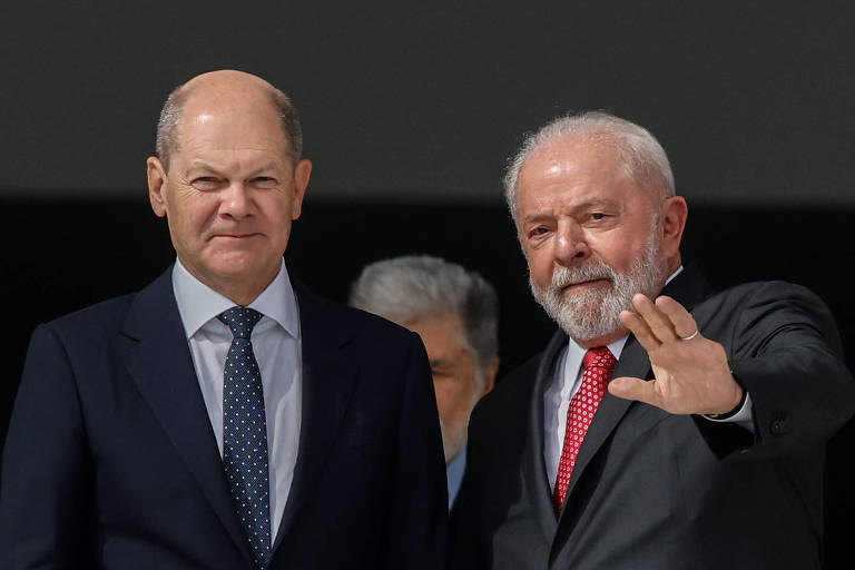 Lula e Olaf Scholz acenam para foto