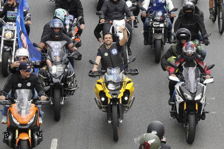 O candidato à prefeito de São Paulo, Pablo Marçal, realiza motociata na capital neste domingo. Ele está no centro da imagem, como moto amarela, e sem o capacete