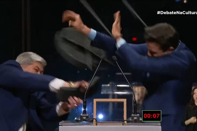 Datena agride Pablo Marçal com uma cadeira durante debate na TV Cultura