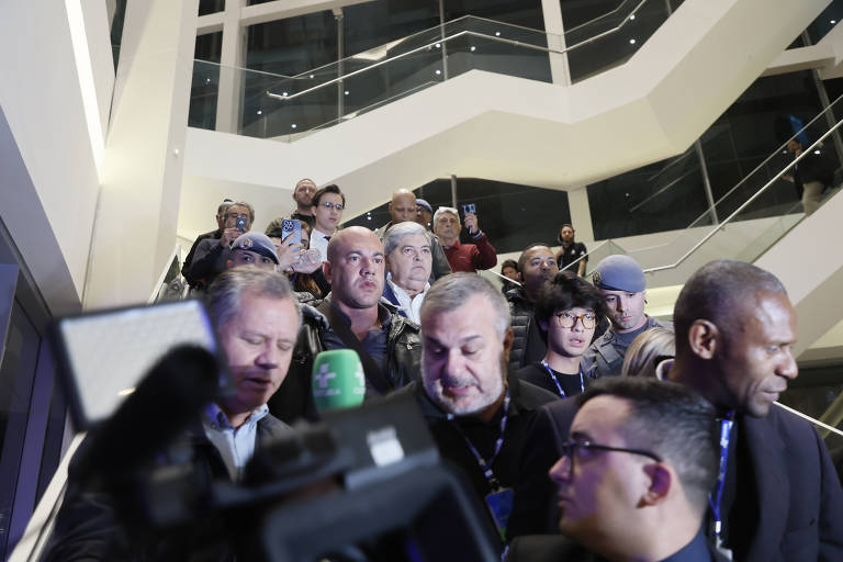 Datena acompanhado de assessores, equipe e seguranças