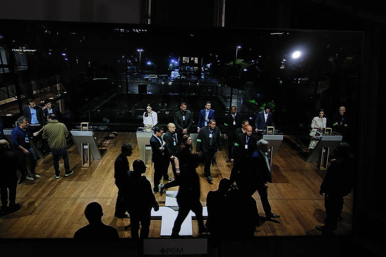 Reprodução de um monitor de TV da saída do Datena do palco após agredir o candidato Pablo Marçal