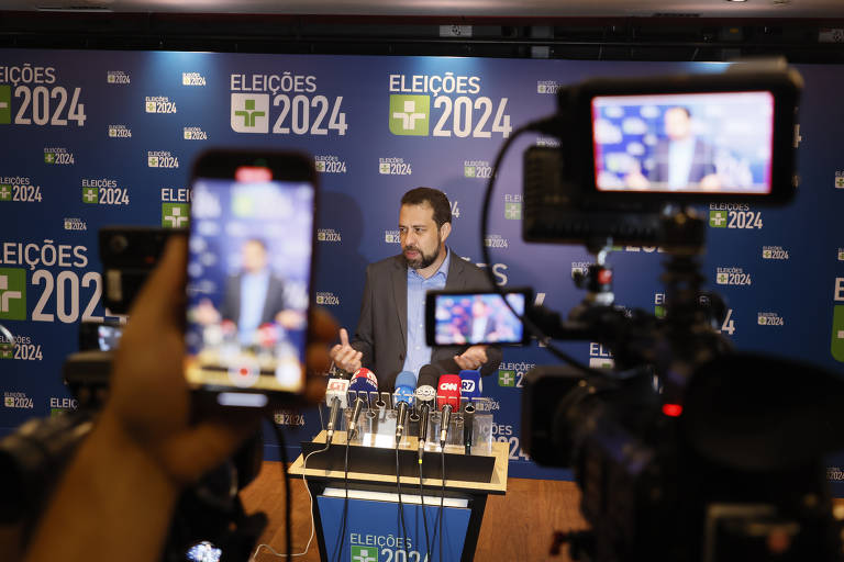 Saída de Guilherme Boulos após fim de debate