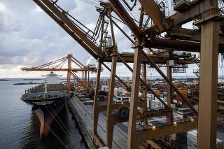 *Especial Navegacao de Cabotagem*:Vista do Porto de Suape ao amanhacer no litoral de Pernambuco