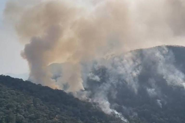 imagem aérea mostra vários pontos de onde é emitida fumaça espessa em encostas de morro, indicando incêndios