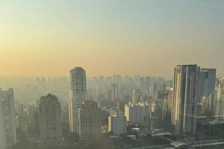 Ar poluído sobre prédios em São Paulo