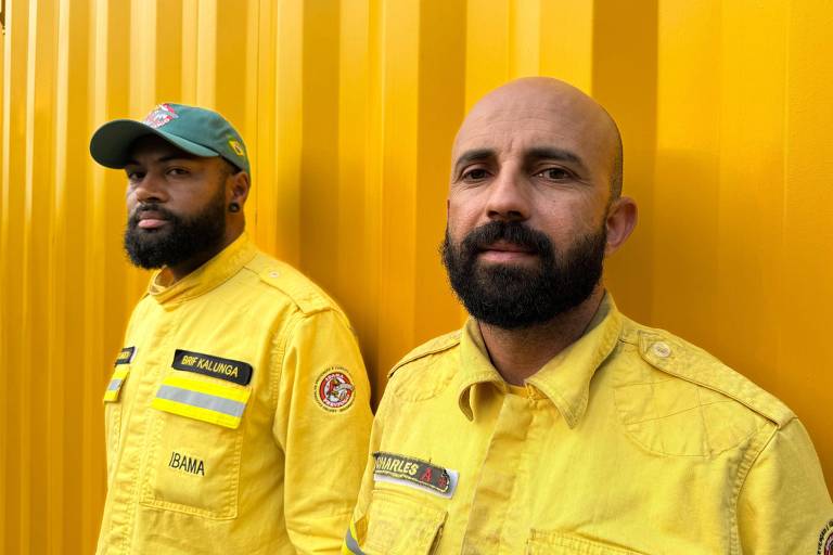 Dois brigadistas de combate a incêndio posando para foto