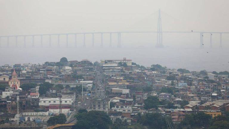 Ar poluído em Manaus deixa a vista da ponte nublada