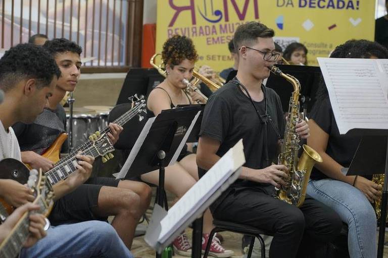 Em foto colorida, alunos da EMESP aparecem tocando