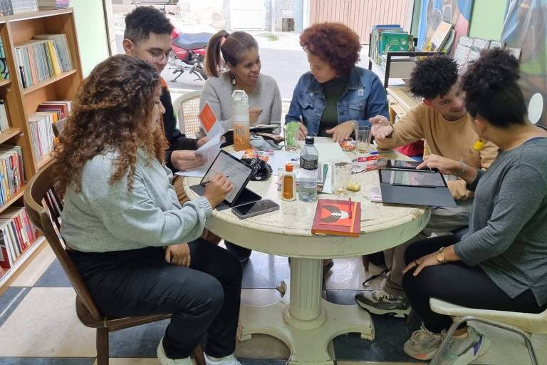 Reunião na biblioteca Caminhos da Leitura