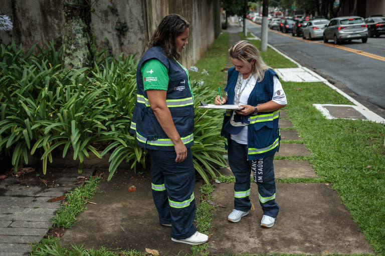 Agentes de Endemias da prefeitura de São Paulo durante ação de combate à dengue.